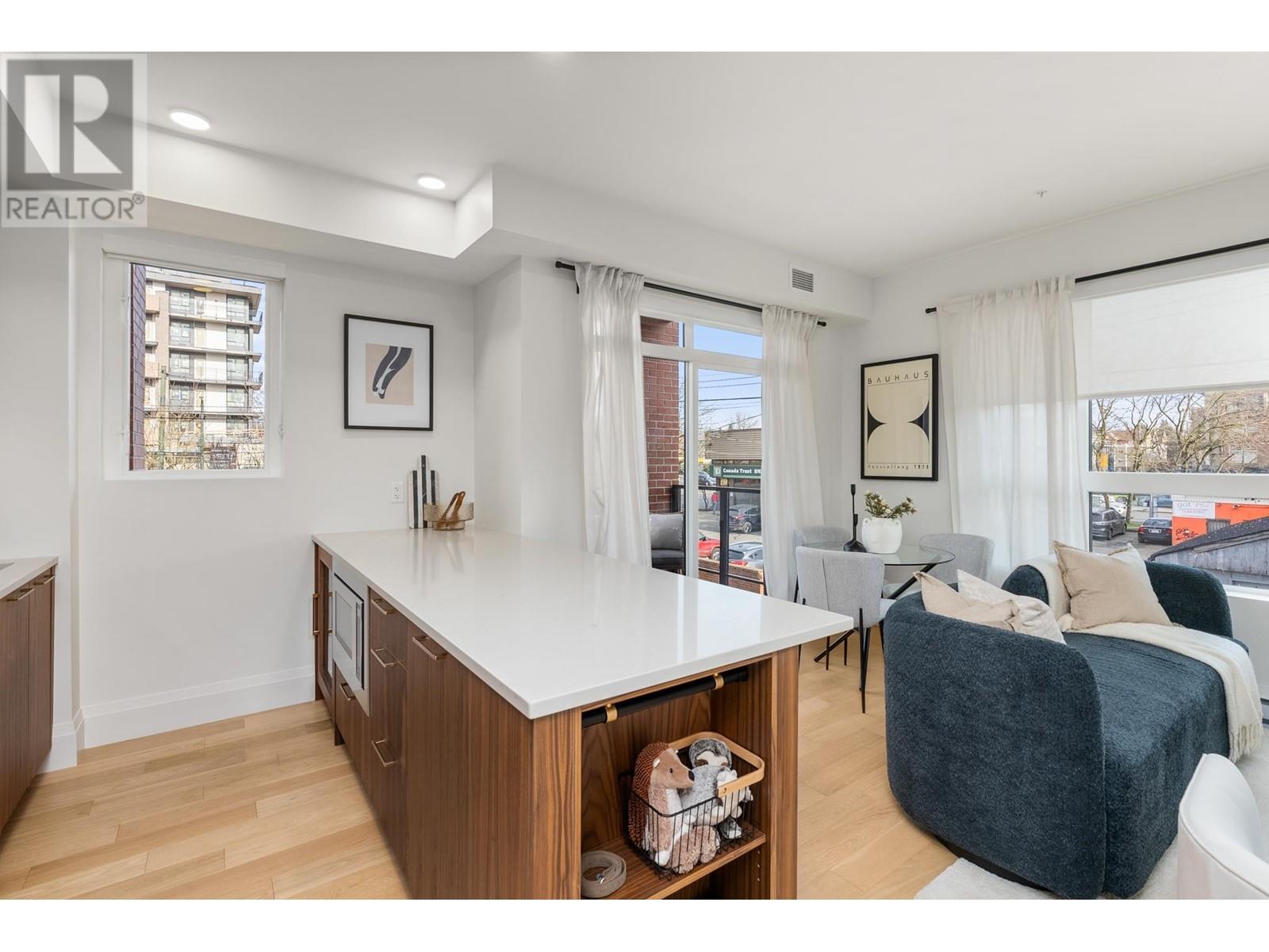 Listing Picture 2 of 32 : 213 2550 GARDEN DRIVE, Vancouver / 溫哥華 - 魯藝地產 Yvonne Lu Group - MLS Medallion Club Member