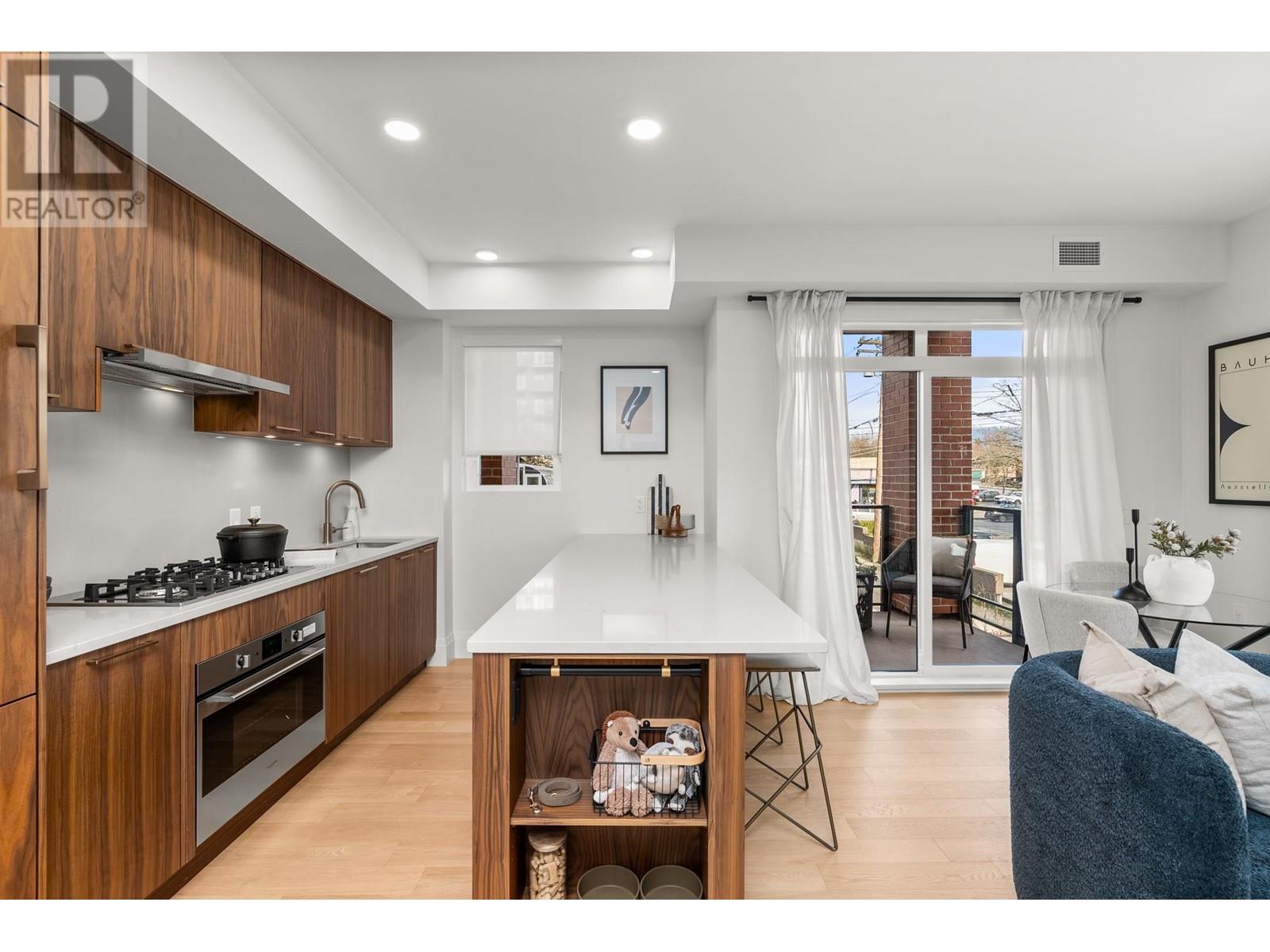 Listing Picture 3 of 32 : 213 2550 GARDEN DRIVE, Vancouver / 溫哥華 - 魯藝地產 Yvonne Lu Group - MLS Medallion Club Member