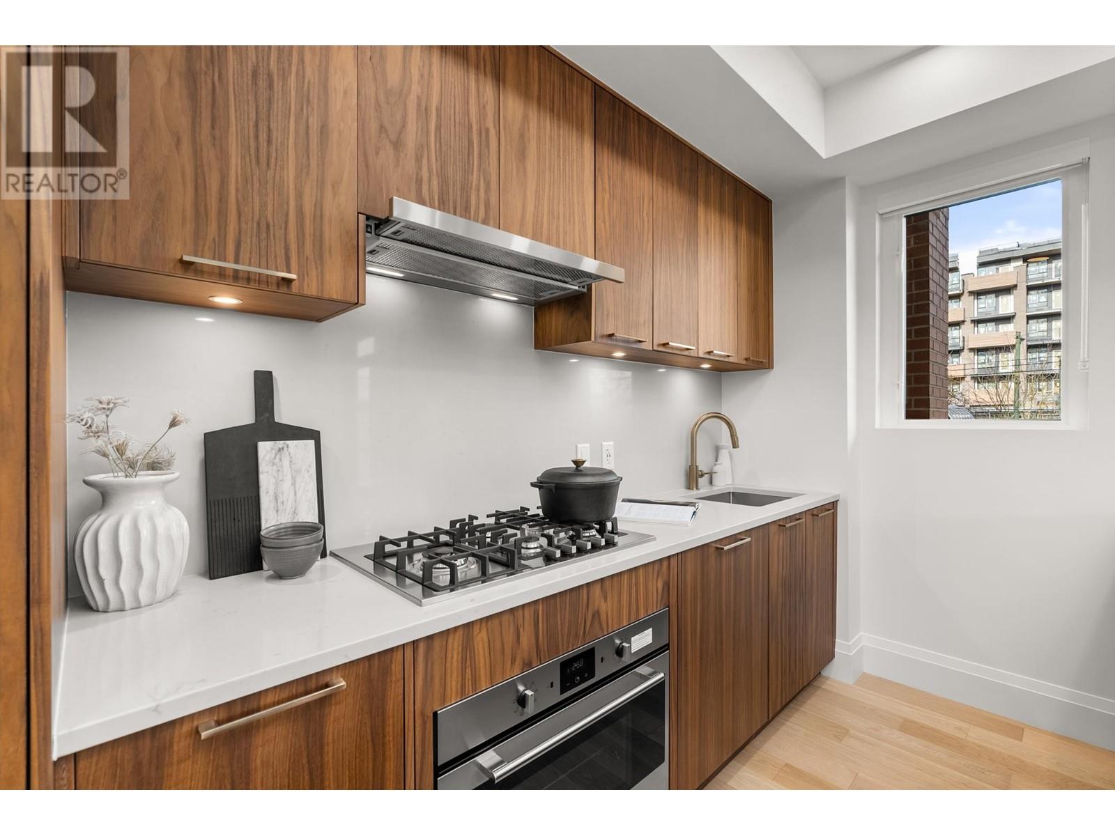 Listing Picture 6 of 32 : 213 2550 GARDEN DRIVE, Vancouver / 溫哥華 - 魯藝地產 Yvonne Lu Group - MLS Medallion Club Member