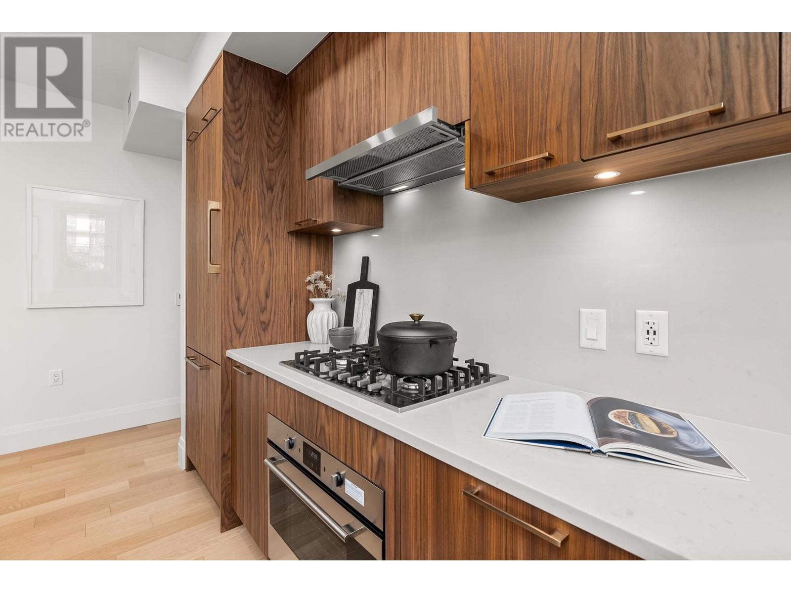 Listing Picture 8 of 32 : 213 2550 GARDEN DRIVE, Vancouver / 溫哥華 - 魯藝地產 Yvonne Lu Group - MLS Medallion Club Member