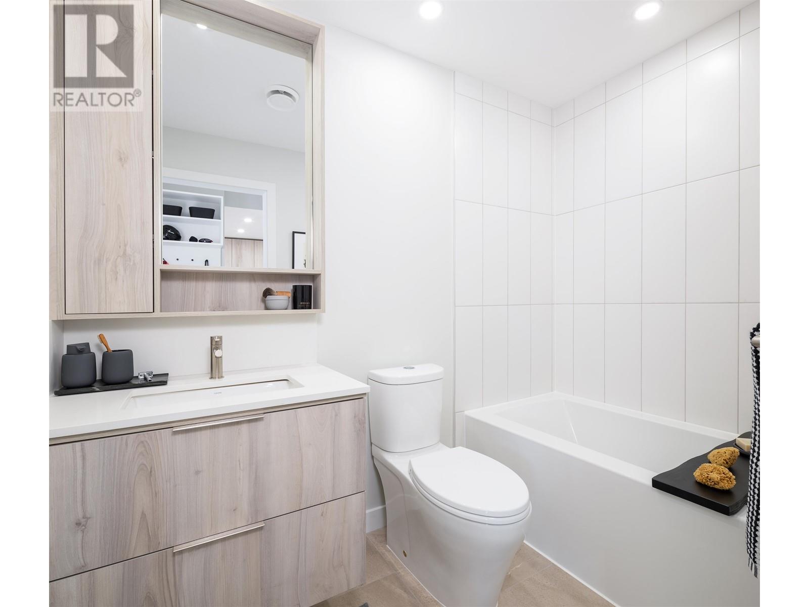 308 3594 Malsum Drive, North Vancouver, British Columbia  V0V 0V0 - Photo 5 - R2965963