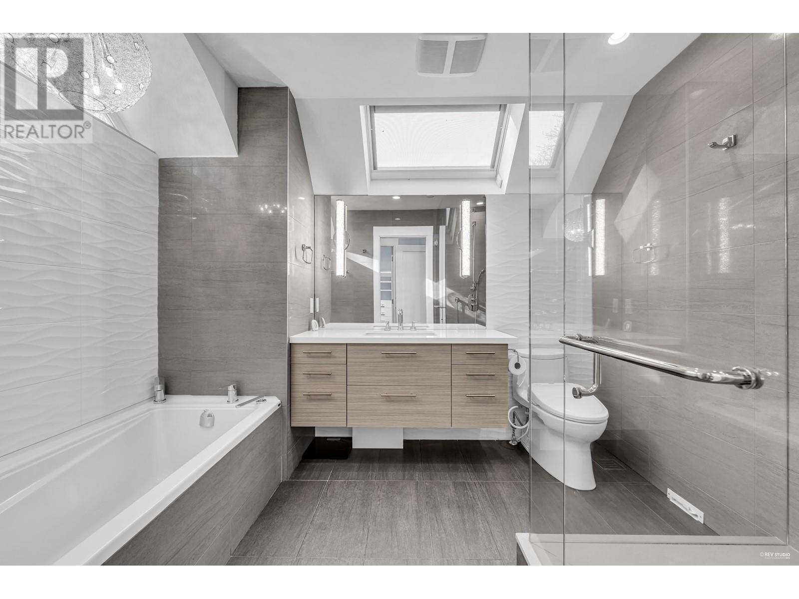 Listing Picture 19 of 37 : 3363 W 19TH AVENUE, Vancouver / 溫哥華 - 魯藝地產 Yvonne Lu Group - MLS Medallion Club Member
