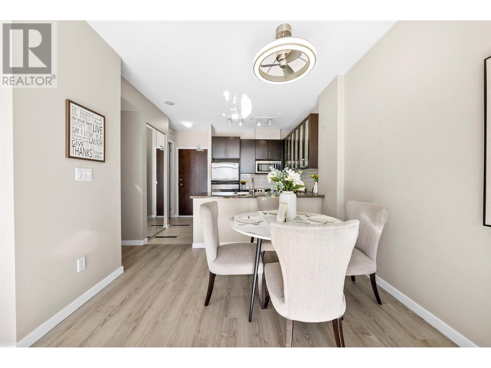 Listing Picture 10 of 40 : 2005 4250 DAWSON STREET, Burnaby / 本拿比 - 魯藝地產 Yvonne Lu Group - MLS Medallion Club Member
