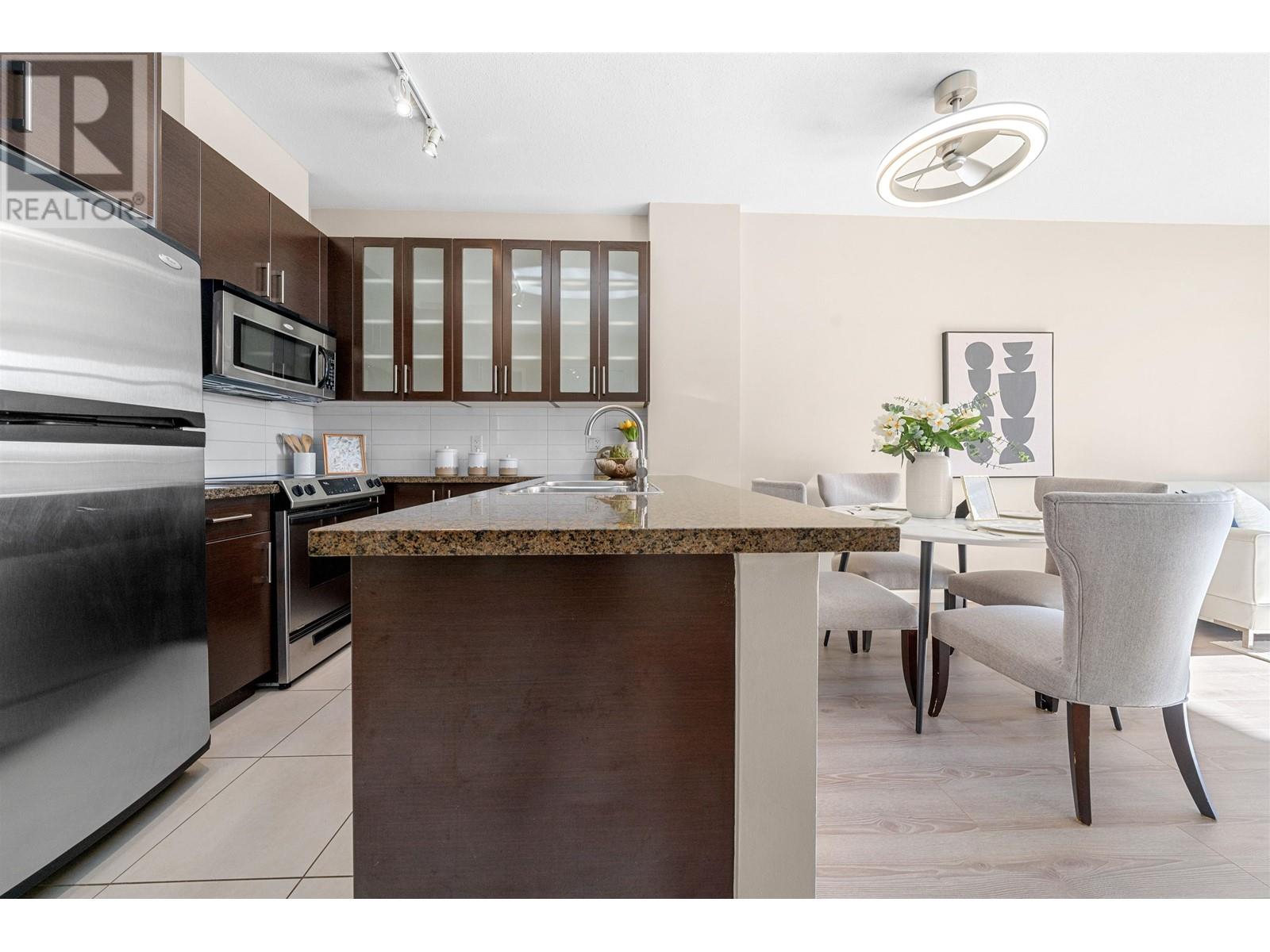 Listing Picture 13 of 40 : 2005 4250 DAWSON STREET, Burnaby / 本拿比 - 魯藝地產 Yvonne Lu Group - MLS Medallion Club Member