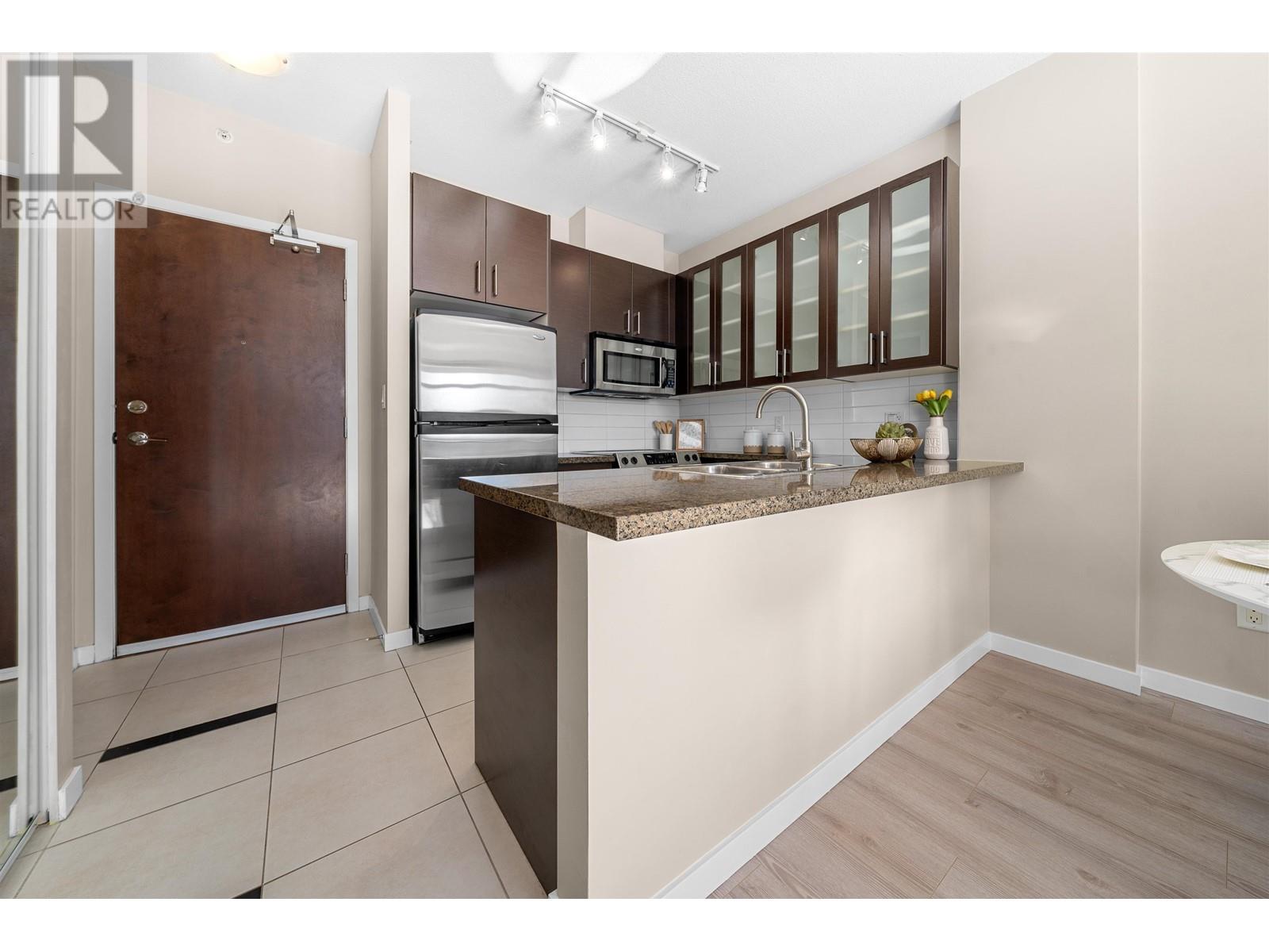 Listing Picture 12 of 40 : 2005 4250 DAWSON STREET, Burnaby / 本拿比 - 魯藝地產 Yvonne Lu Group - MLS Medallion Club Member