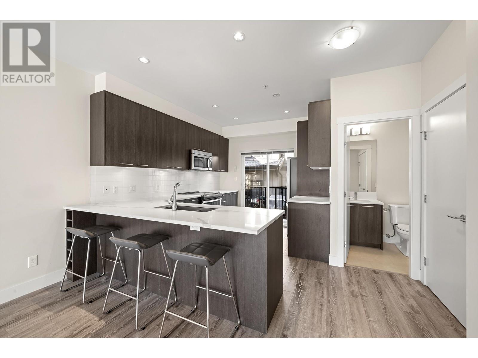 Listing Picture 3 of 22 : 210 7180 BARNET ROAD, Burnaby / 本拿比 - 魯藝地產 Yvonne Lu Group - MLS Medallion Club Member
