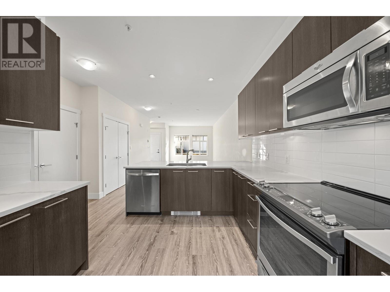 Listing Picture 4 of 22 : 210 7180 BARNET ROAD, Burnaby / 本拿比 - 魯藝地產 Yvonne Lu Group - MLS Medallion Club Member