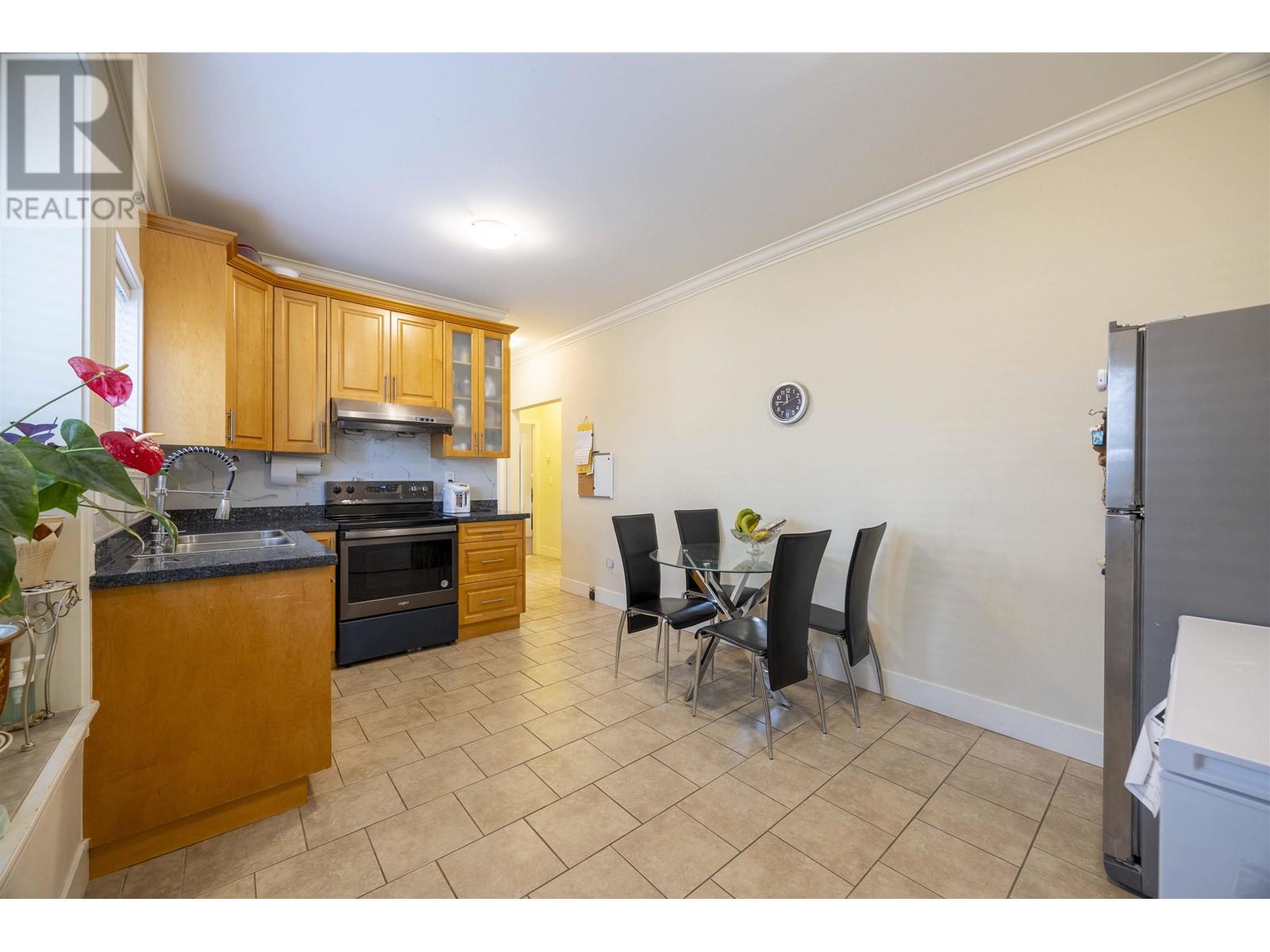 Listing Picture 11 of 40 : 7519 14TH AVENUE, Burnaby / 本拿比 - 魯藝地產 Yvonne Lu Group - MLS Medallion Club Member