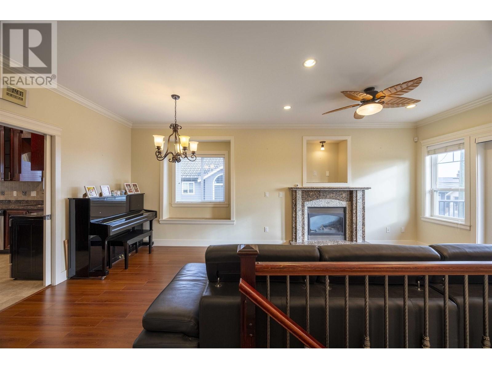 Listing Picture 14 of 40 : 7519 14TH AVENUE, Burnaby / 本拿比 - 魯藝地產 Yvonne Lu Group - MLS Medallion Club Member