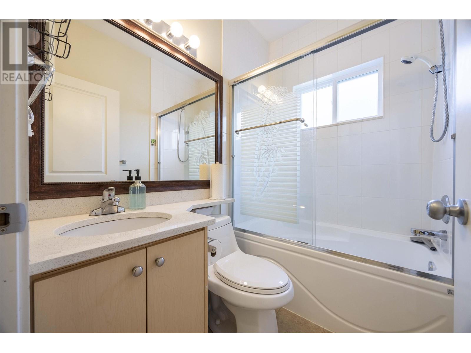 Listing Picture 10 of 40 : 7519 14TH AVENUE, Burnaby / 本拿比 - 魯藝地產 Yvonne Lu Group - MLS Medallion Club Member