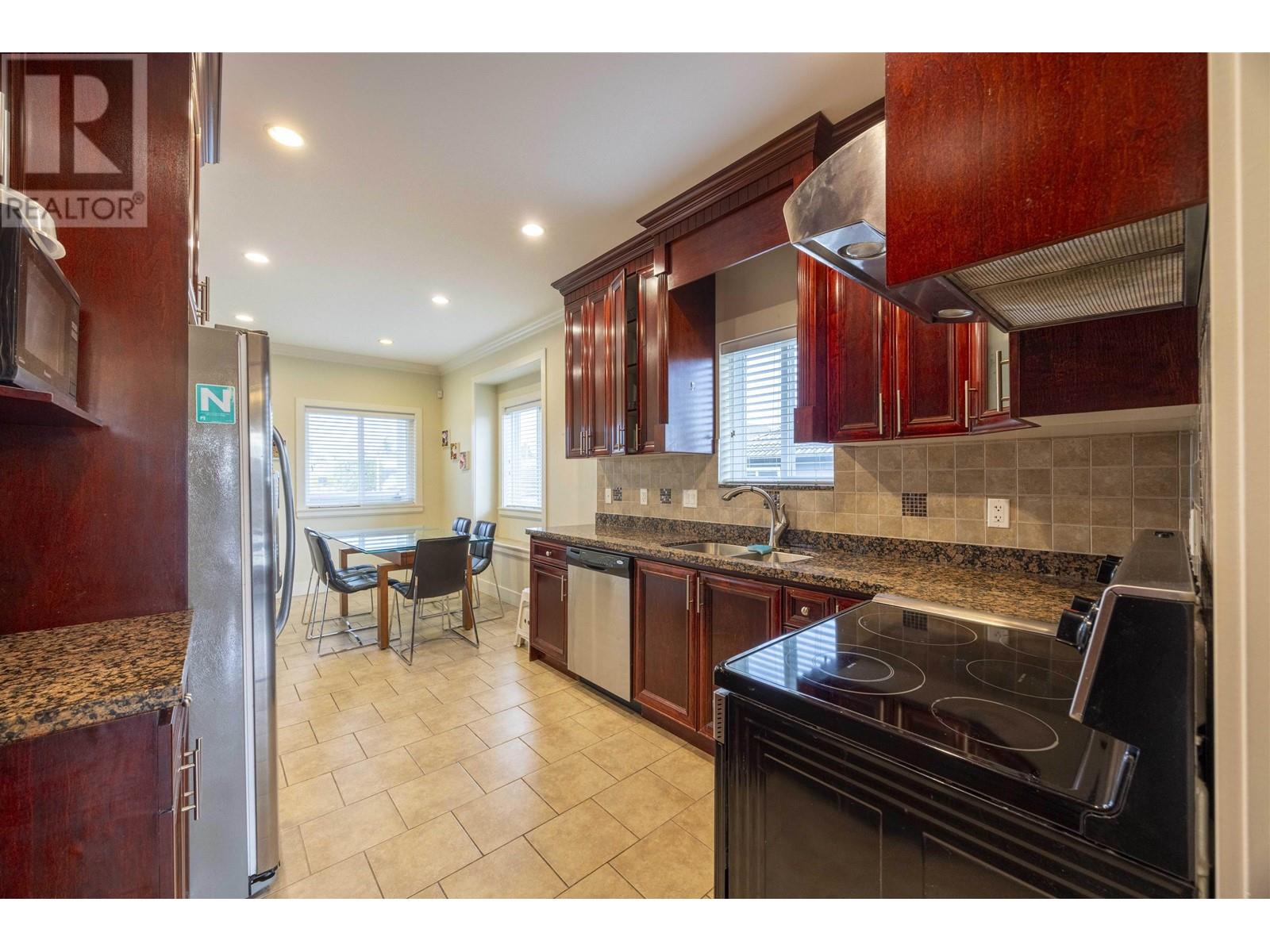 Listing Picture 20 of 40 : 7519 14TH AVENUE, Burnaby / 本拿比 - 魯藝地產 Yvonne Lu Group - MLS Medallion Club Member