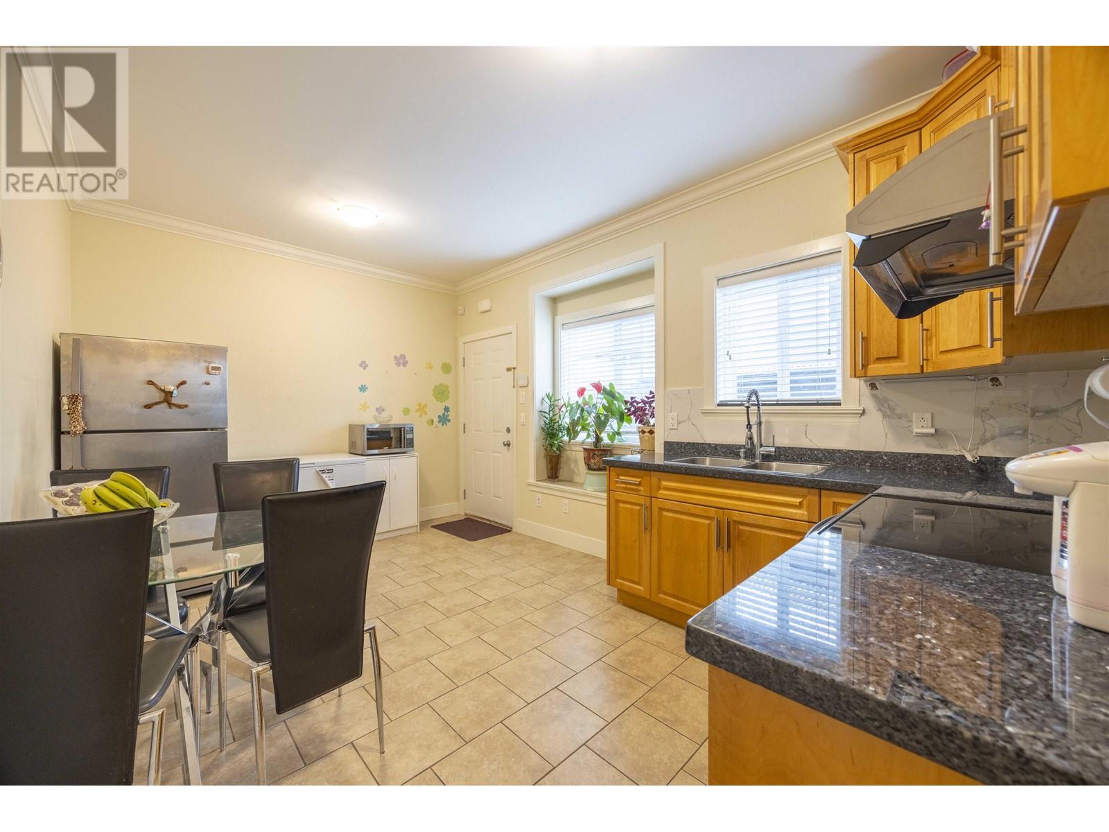 Listing Picture 13 of 40 : 7519 14TH AVENUE, Burnaby / 本拿比 - 魯藝地產 Yvonne Lu Group - MLS Medallion Club Member