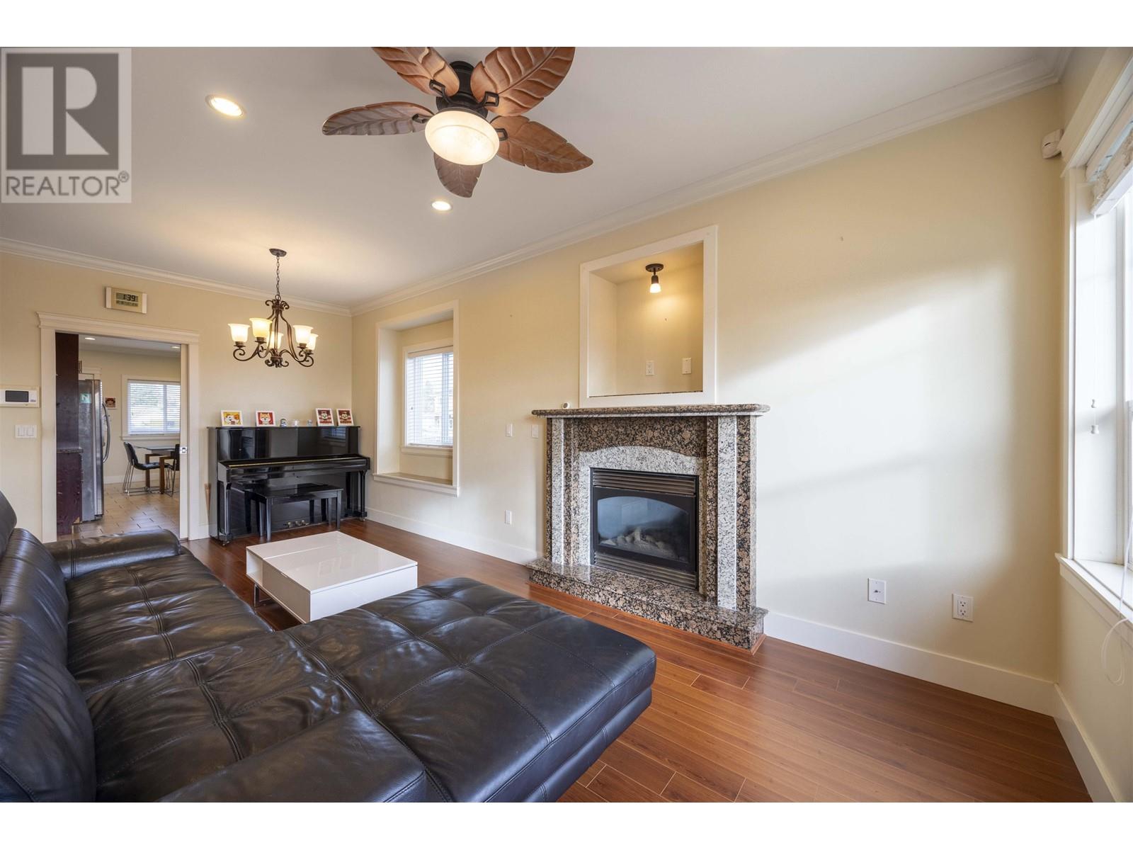 Listing Picture 19 of 40 : 7519 14TH AVENUE, Burnaby / 本拿比 - 魯藝地產 Yvonne Lu Group - MLS Medallion Club Member