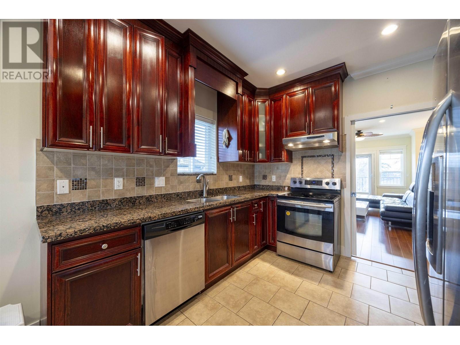 Listing Picture 23 of 40 : 7519 14TH AVENUE, Burnaby / 本拿比 - 魯藝地產 Yvonne Lu Group - MLS Medallion Club Member