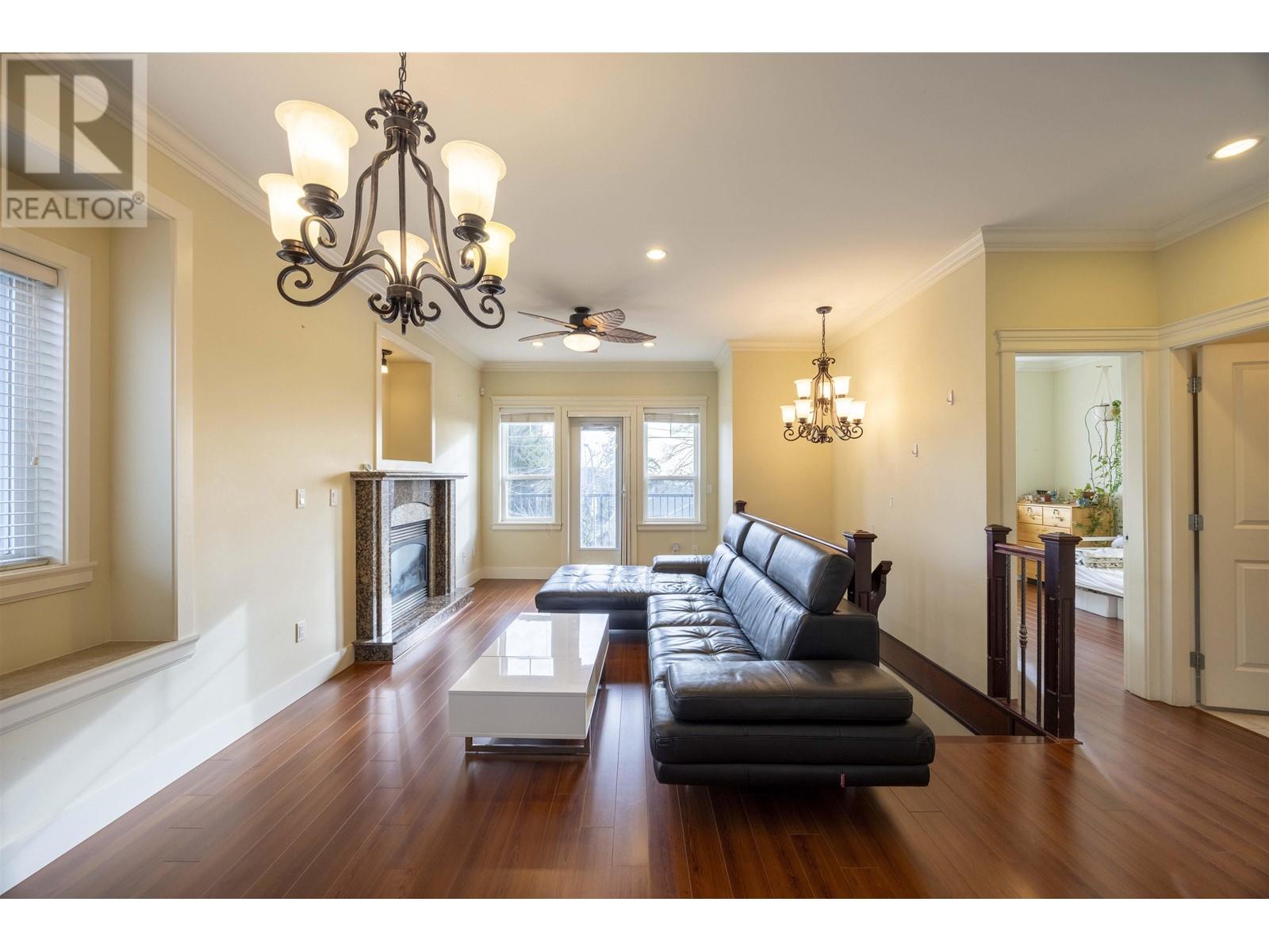 Listing Picture 15 of 40 : 7519 14TH AVENUE, Burnaby / 本拿比 - 魯藝地產 Yvonne Lu Group - MLS Medallion Club Member