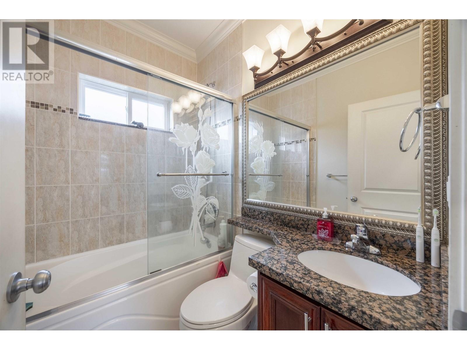 Listing Picture 32 of 40 : 7519 14TH AVENUE, Burnaby / 本拿比 - 魯藝地產 Yvonne Lu Group - MLS Medallion Club Member