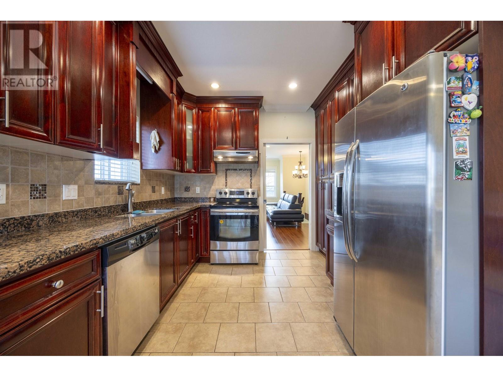 Listing Picture 21 of 40 : 7519 14TH AVENUE, Burnaby / 本拿比 - 魯藝地產 Yvonne Lu Group - MLS Medallion Club Member