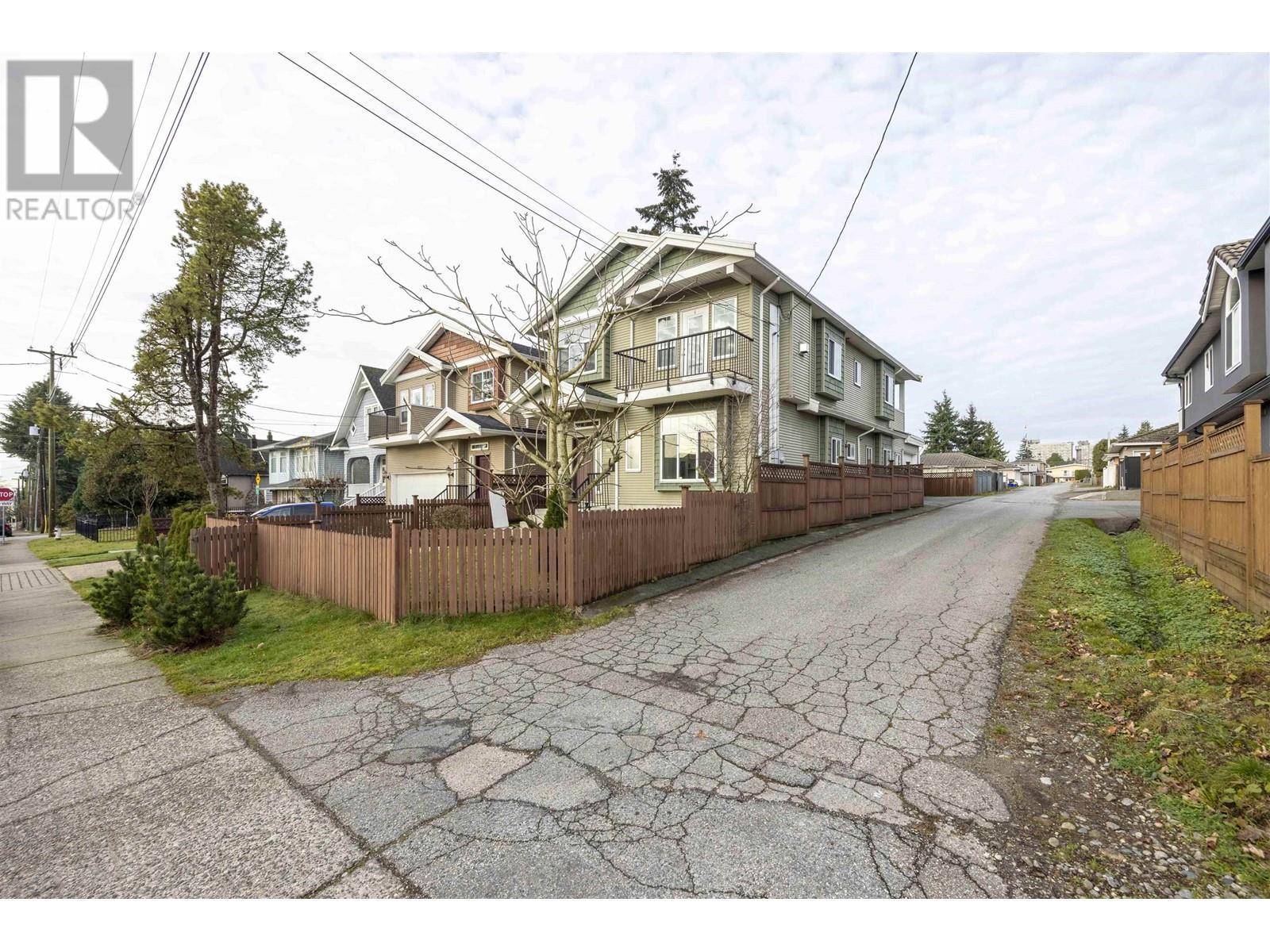 Listing Picture 35 of 40 : 7519 14TH AVENUE, Burnaby / 本拿比 - 魯藝地產 Yvonne Lu Group - MLS Medallion Club Member