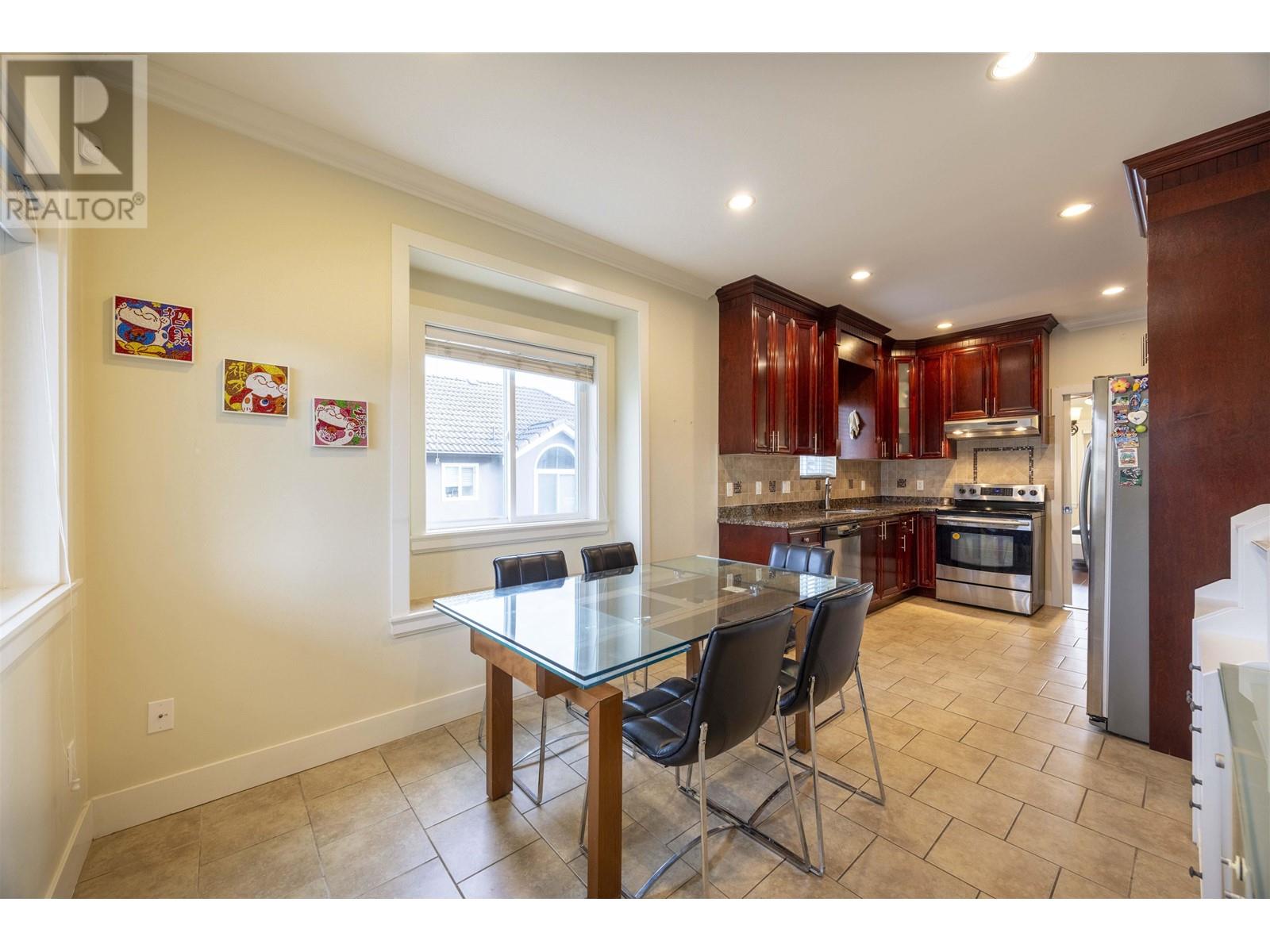 Listing Picture 22 of 40 : 7519 14TH AVENUE, Burnaby / 本拿比 - 魯藝地產 Yvonne Lu Group - MLS Medallion Club Member