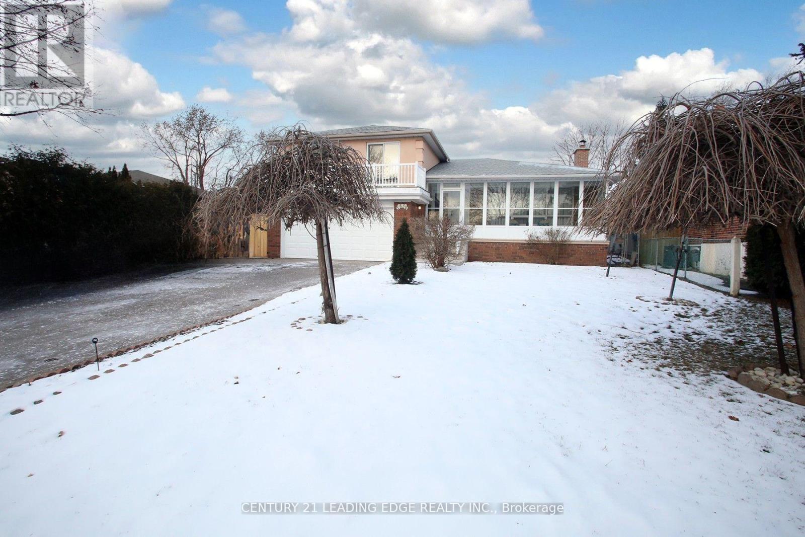 3651 Broomhill Crescent, Mississauga, Ontario  L4Y 3N5 - Photo 2 - W11968898