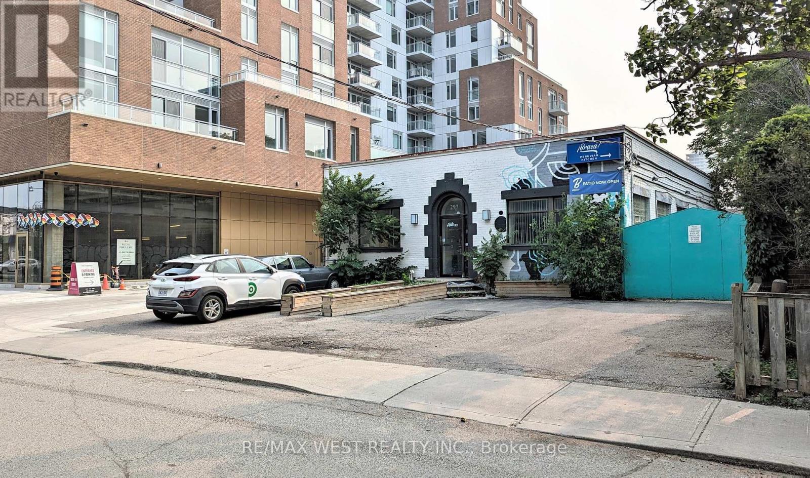 297 Campbell Avenue, Toronto (Dovercourt-Wallace Emerson-Junction), Ontario  M6P 3V7 - Photo 2 - W11969029