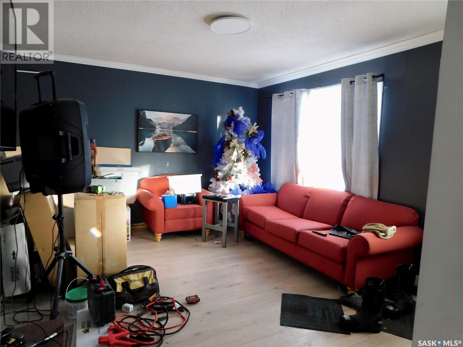 Property at 226 2nd AVENUE W image 3