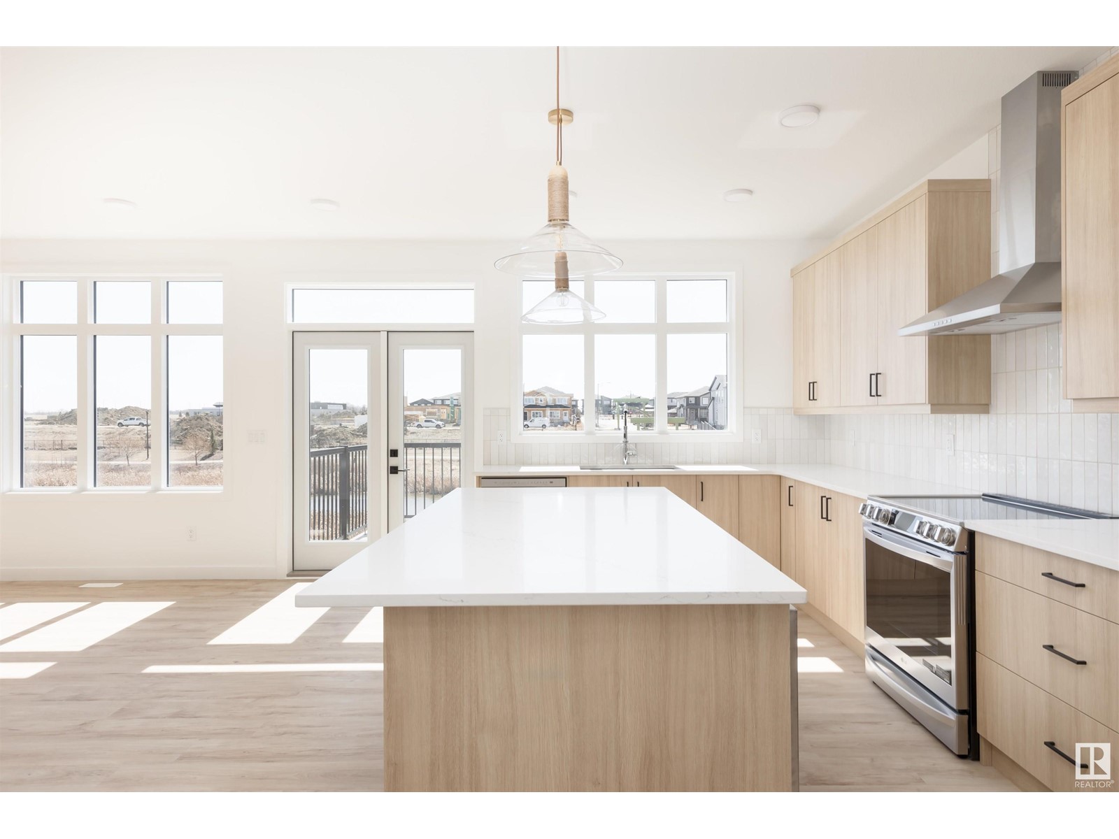 Property at 6422 27 AV SW image 1