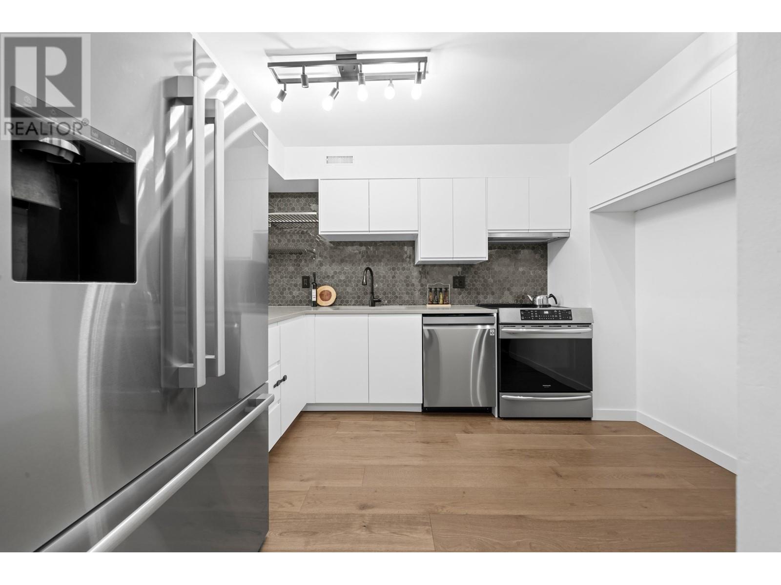 Listing Picture 7 of 39 : 7354 CORONADO DRIVE, Burnaby / 本拿比 - 魯藝地產 Yvonne Lu Group - MLS Medallion Club Member