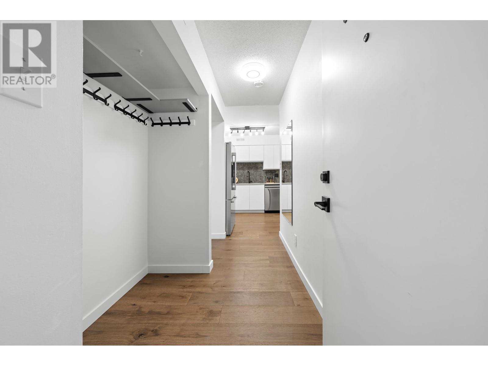 Listing Picture 3 of 39 : 7354 CORONADO DRIVE, Burnaby / 本拿比 - 魯藝地產 Yvonne Lu Group - MLS Medallion Club Member