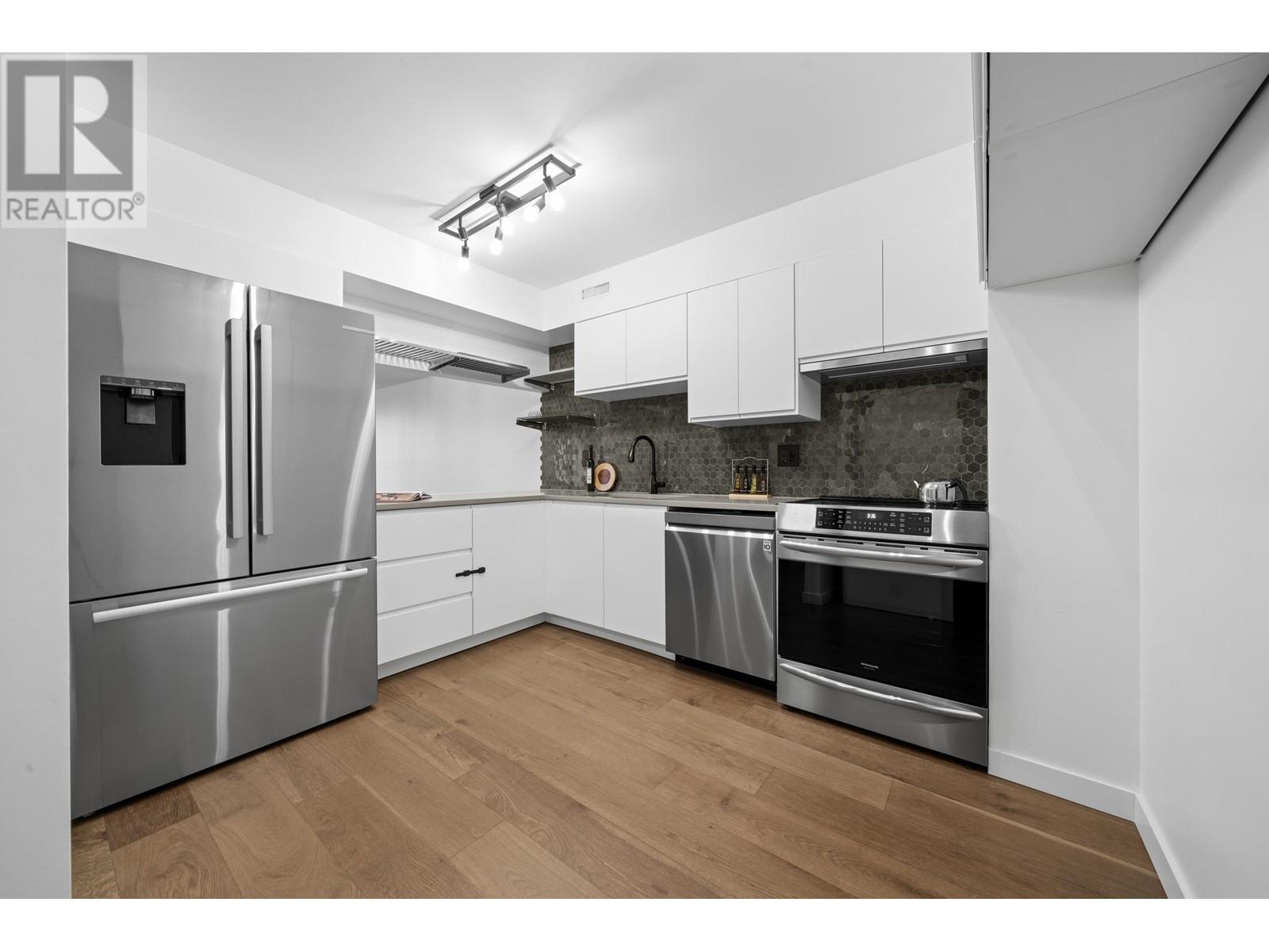 Listing Picture 5 of 39 : 7354 CORONADO DRIVE, Burnaby / 本拿比 - 魯藝地產 Yvonne Lu Group - MLS Medallion Club Member