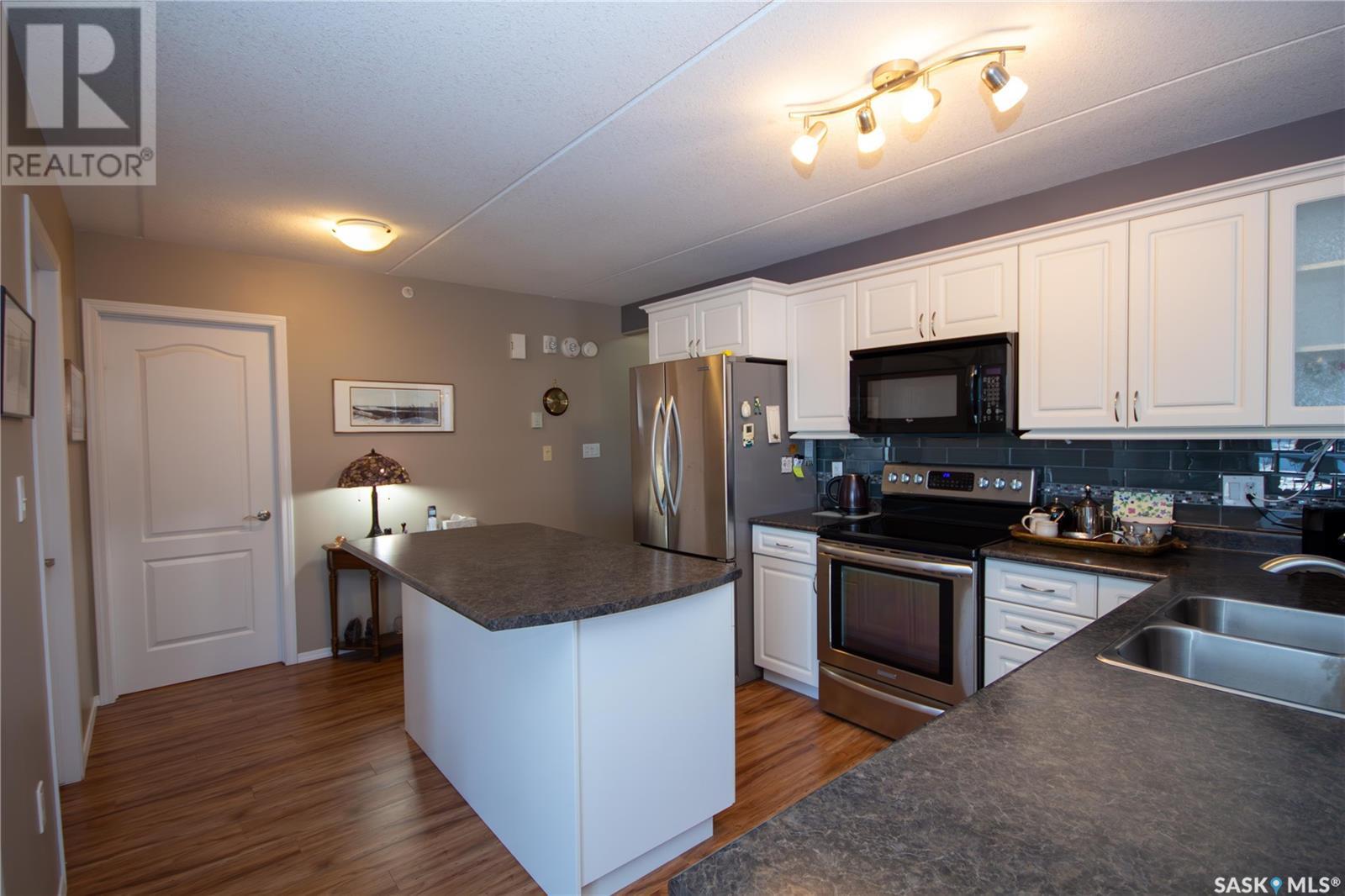 Property at 204 2 18th STREET E image 5