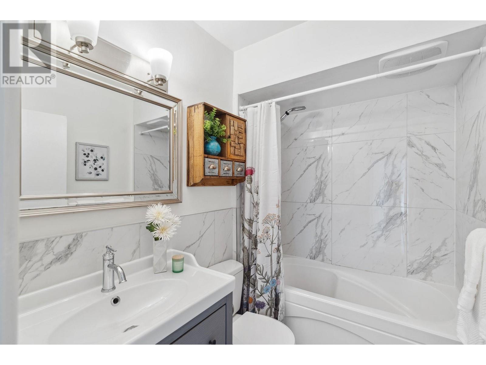 Listing Picture 12 of 37 : 1391 E 35TH AVENUE, Vancouver / 溫哥華 - 魯藝地產 Yvonne Lu Group - MLS Medallion Club Member