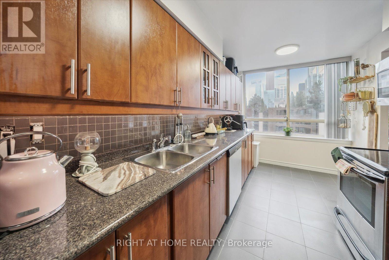 1407 - 633 Bay Street, Toronto, Ontario  M5G 2G4 - Photo 14 - C11969792