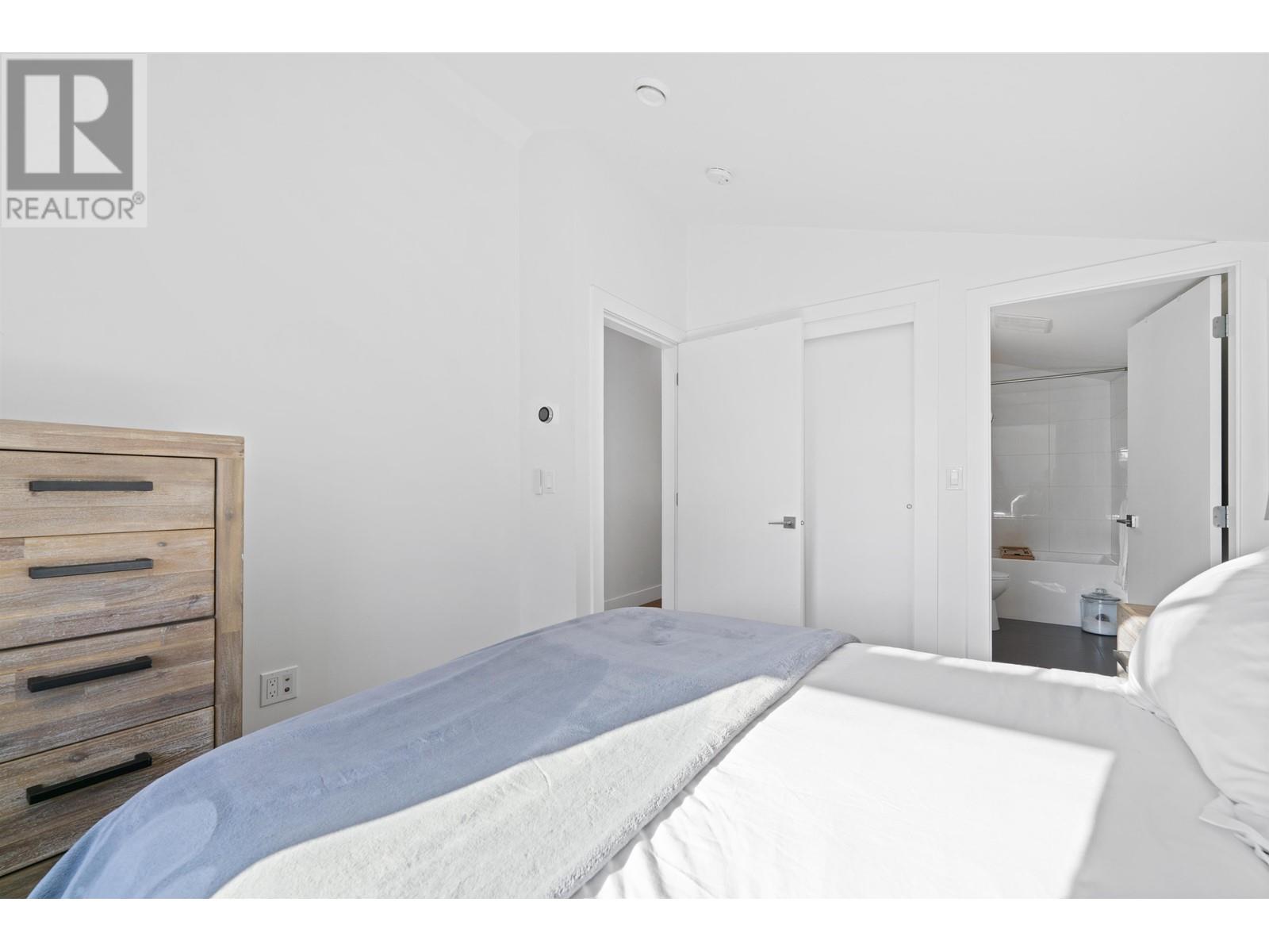 Listing Picture 19 of 39 : 1052 E 11TH AVENUE, Vancouver / 溫哥華 - 魯藝地產 Yvonne Lu Group - MLS Medallion Club Member