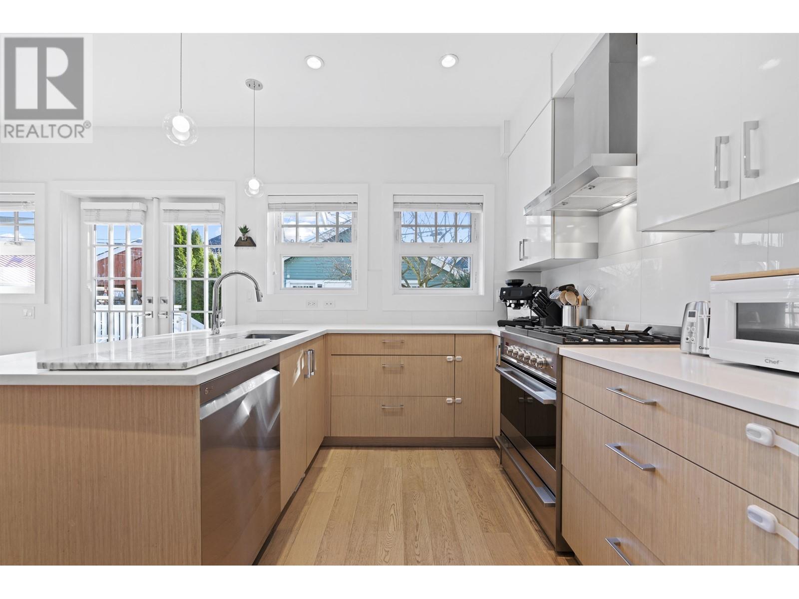 Listing Picture 34 of 39 : 1052 E 11TH AVENUE, Vancouver / 溫哥華 - 魯藝地產 Yvonne Lu Group - MLS Medallion Club Member