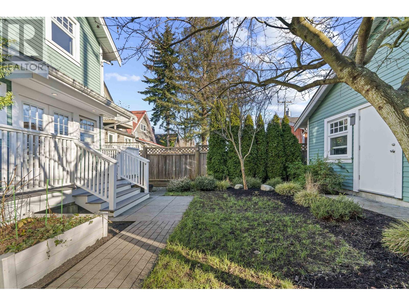 Listing Picture 8 of 39 : 1052 E 11TH AVENUE, Vancouver / 溫哥華 - 魯藝地產 Yvonne Lu Group - MLS Medallion Club Member