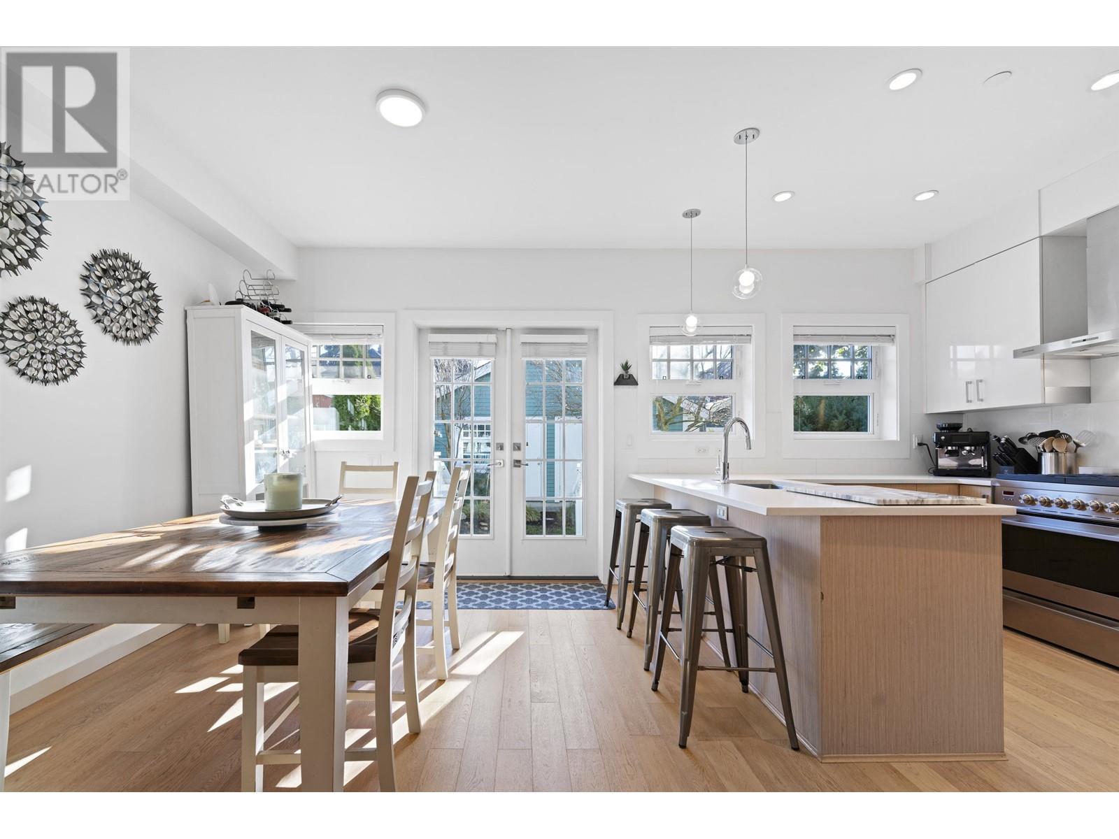 Listing Picture 3 of 39 : 1052 E 11TH AVENUE, Vancouver / 溫哥華 - 魯藝地產 Yvonne Lu Group - MLS Medallion Club Member