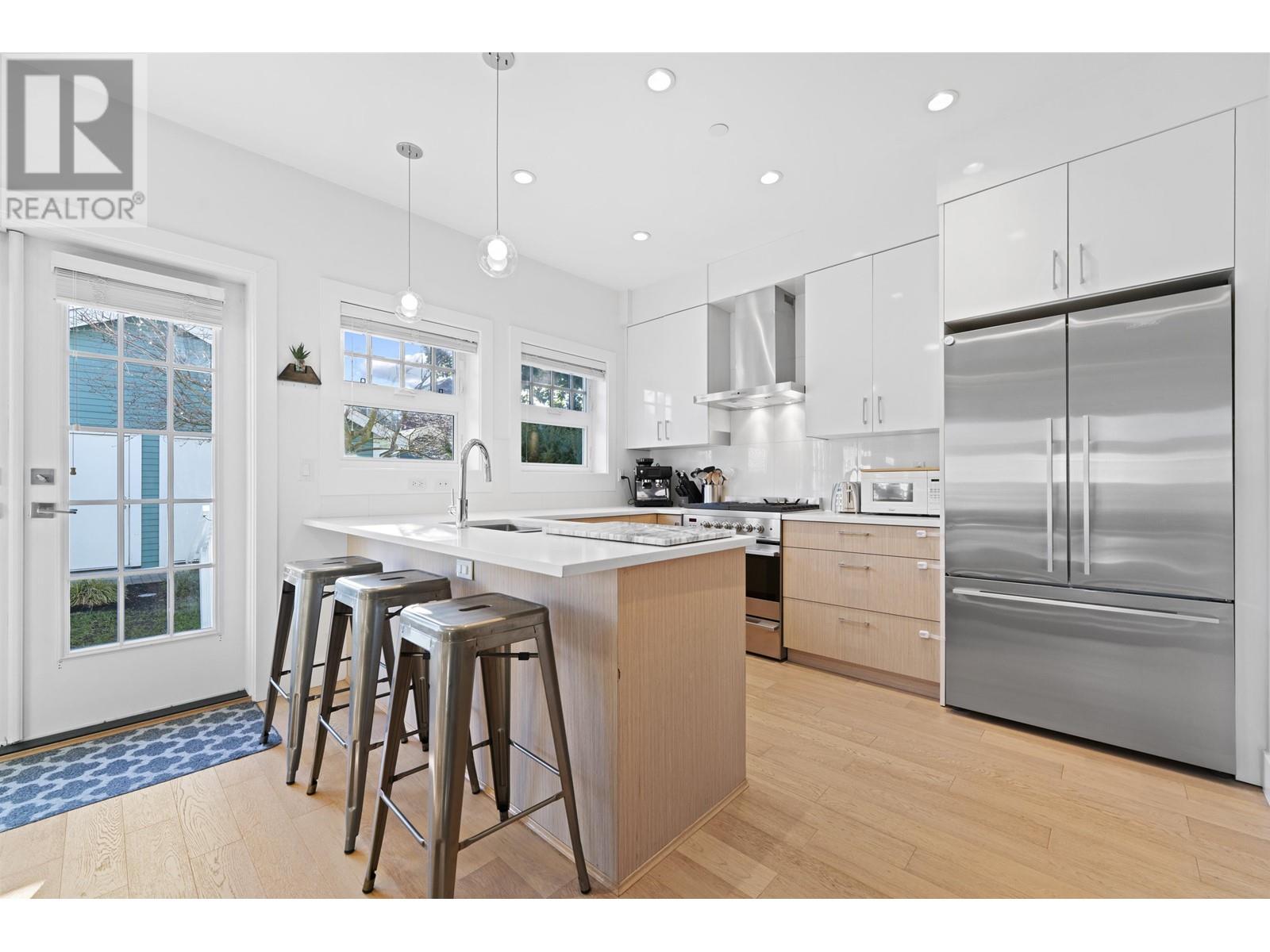 Listing Picture 5 of 39 : 1052 E 11TH AVENUE, Vancouver / 溫哥華 - 魯藝地產 Yvonne Lu Group - MLS Medallion Club Member