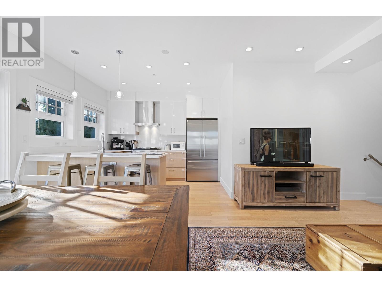 Listing Picture 11 of 39 : 1052 E 11TH AVENUE, Vancouver / 溫哥華 - 魯藝地產 Yvonne Lu Group - MLS Medallion Club Member