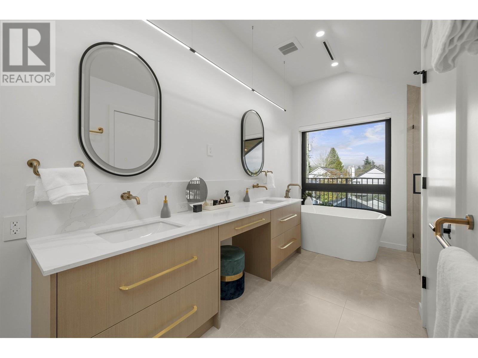 Listing Picture 21 of 40 : 3249 W 33RD AVENUE, Vancouver / 溫哥華 - 魯藝地產 Yvonne Lu Group - MLS Medallion Club Member