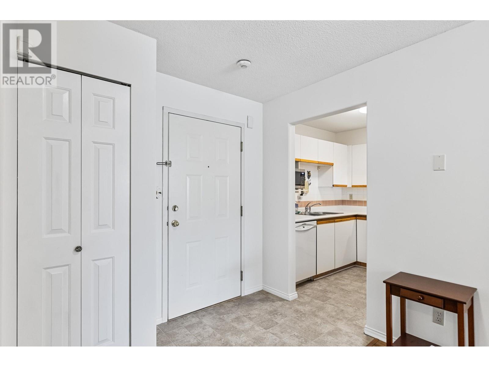 Listing Picture 3 of 38 : 103 8120 BENNETT ROAD, Richmond / 烈治文 - 魯藝地產 Yvonne Lu Group - MLS Medallion Club Member