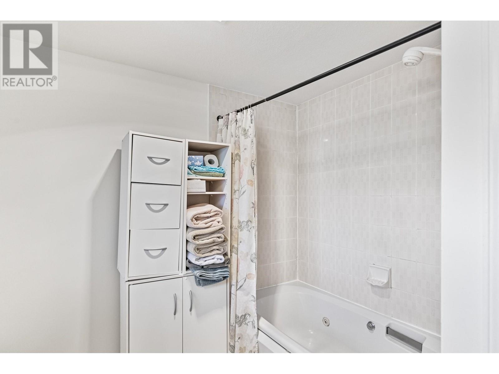 Listing Picture 19 of 38 : 103 8120 BENNETT ROAD, Richmond / 烈治文 - 魯藝地產 Yvonne Lu Group - MLS Medallion Club Member