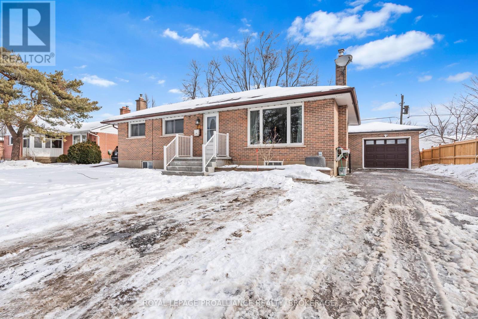 Property at 67 MANITOU CRESCENT W image 1