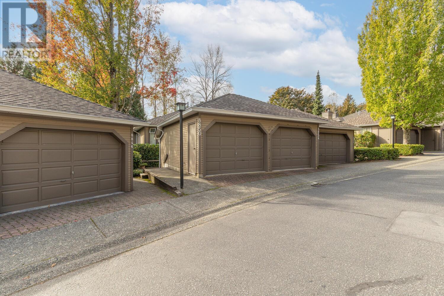 Listing Picture 2 of 24 : 8850 LARKFIELD DRIVE, Burnaby / 本拿比 - 魯藝地產 Yvonne Lu Group - MLS Medallion Club Member
