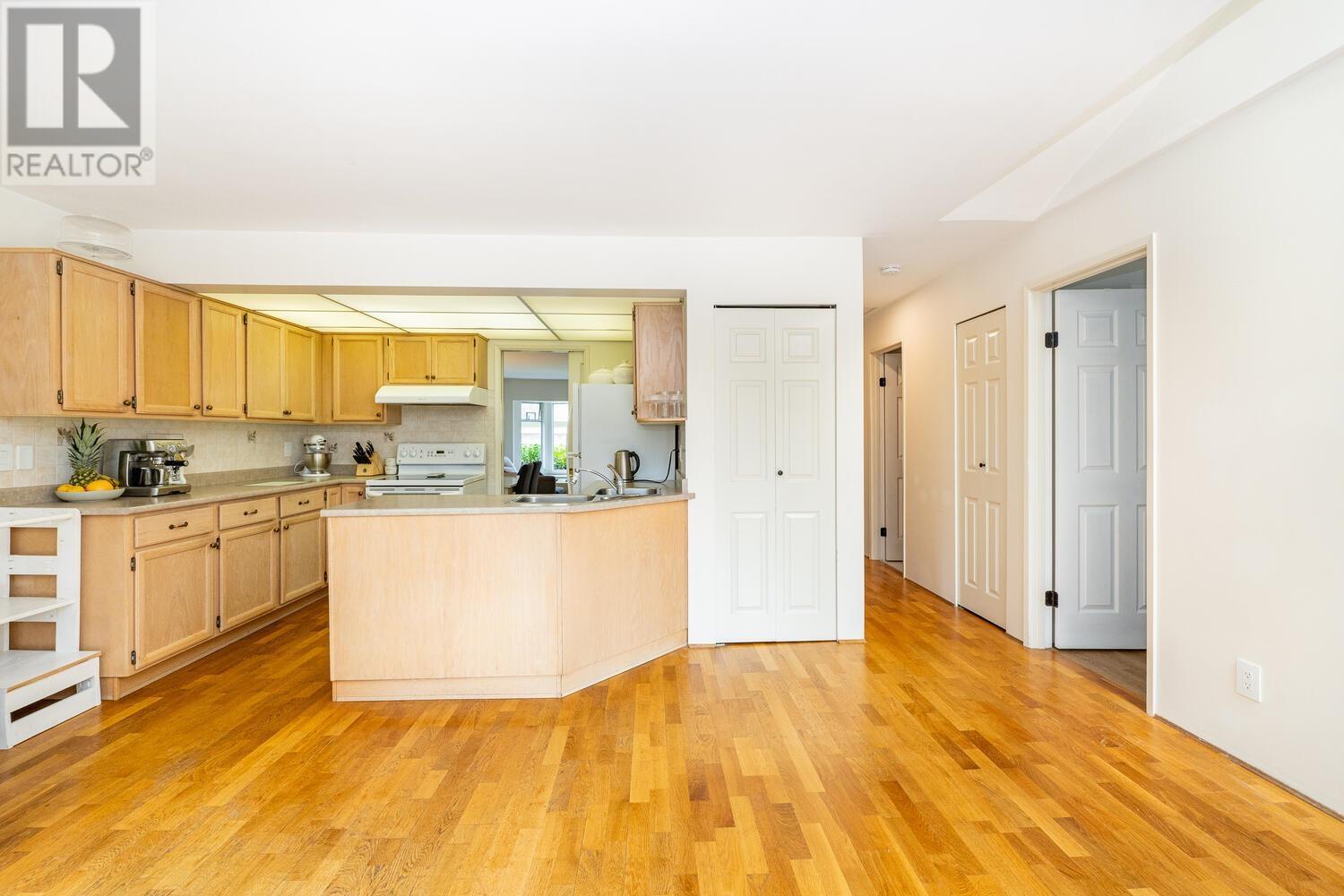 Listing Picture 5 of 24 : 8850 LARKFIELD DRIVE, Burnaby / 本拿比 - 魯藝地產 Yvonne Lu Group - MLS Medallion Club Member