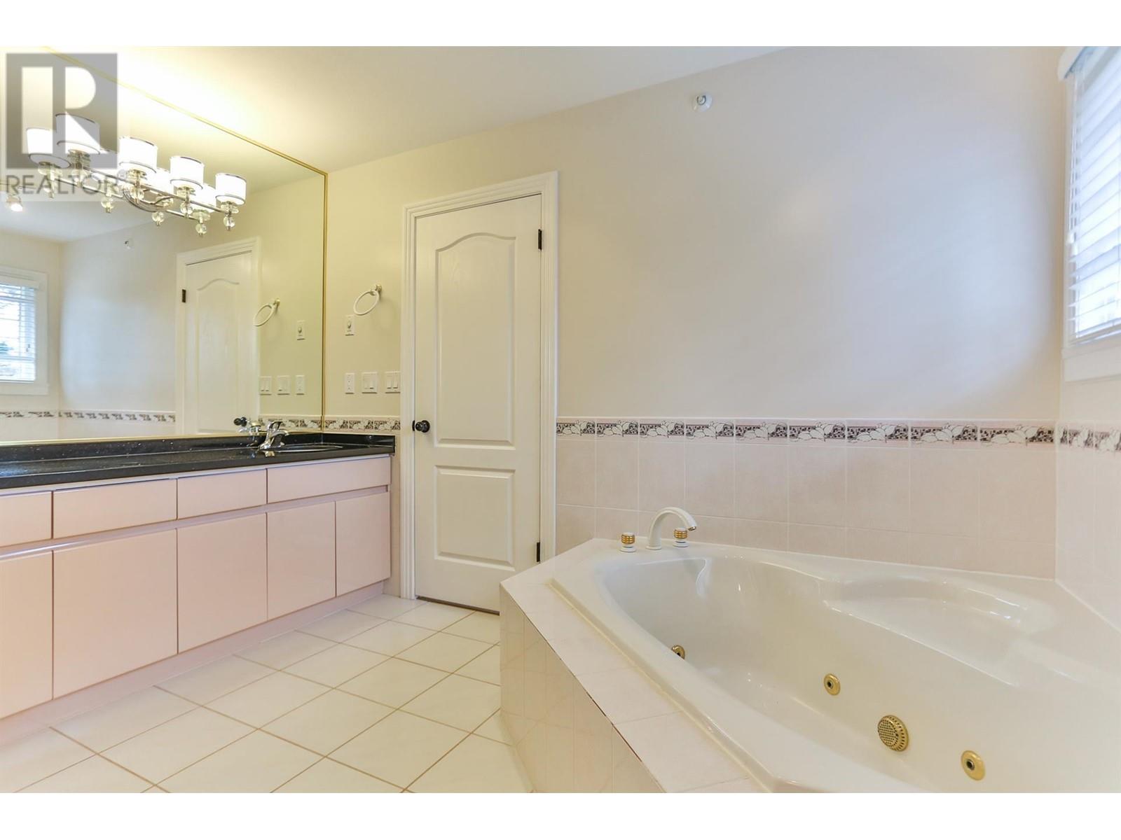 Listing Picture 11 of 22 : 2868 W 36TH AVENUE, Vancouver / 溫哥華 - 魯藝地產 Yvonne Lu Group - MLS Medallion Club Member