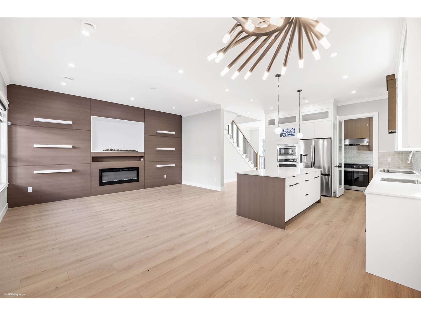 Property at 16725 15A AVENUE image 4