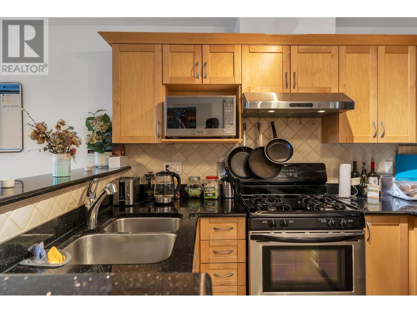 Listing Picture 10 of 22 : 307 2015 TRAFALGAR STREET, Vancouver / 溫哥華 - 魯藝地產 Yvonne Lu Group - MLS Medallion Club Member