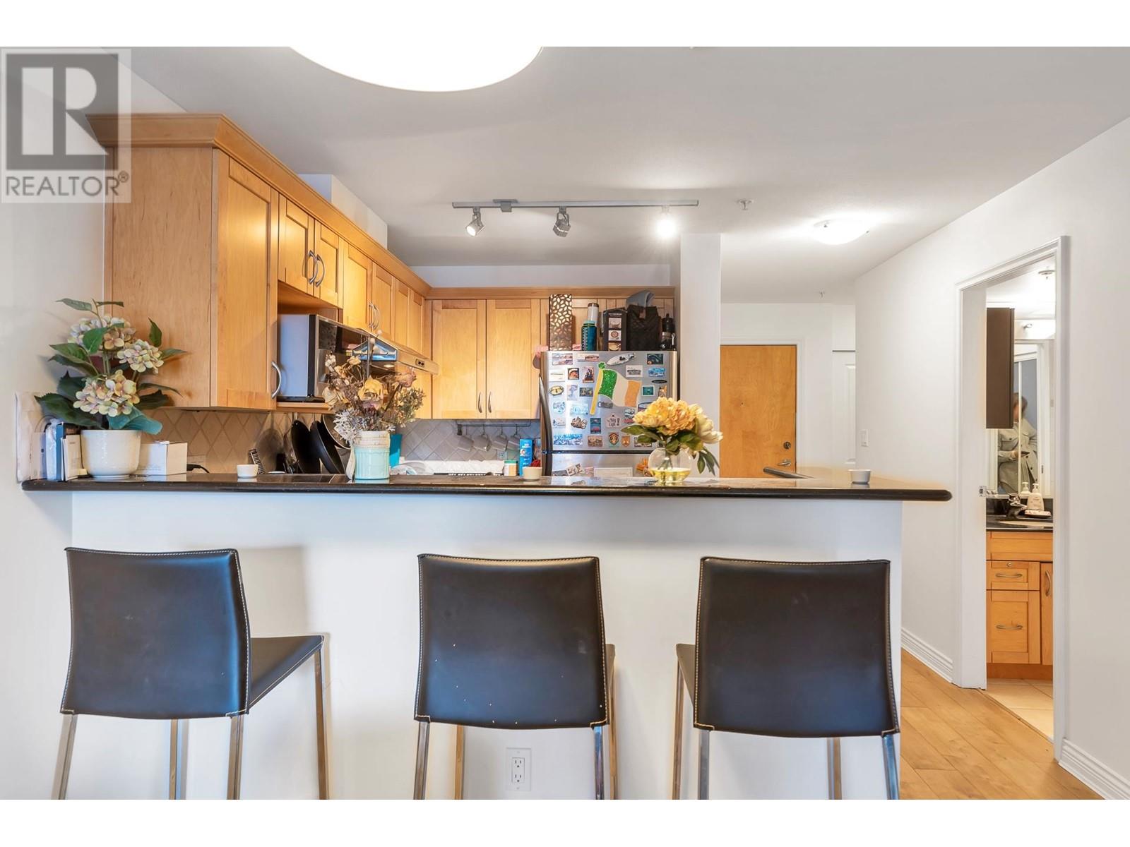 Listing Picture 8 of 22 : 307 2015 TRAFALGAR STREET, Vancouver / 溫哥華 - 魯藝地產 Yvonne Lu Group - MLS Medallion Club Member