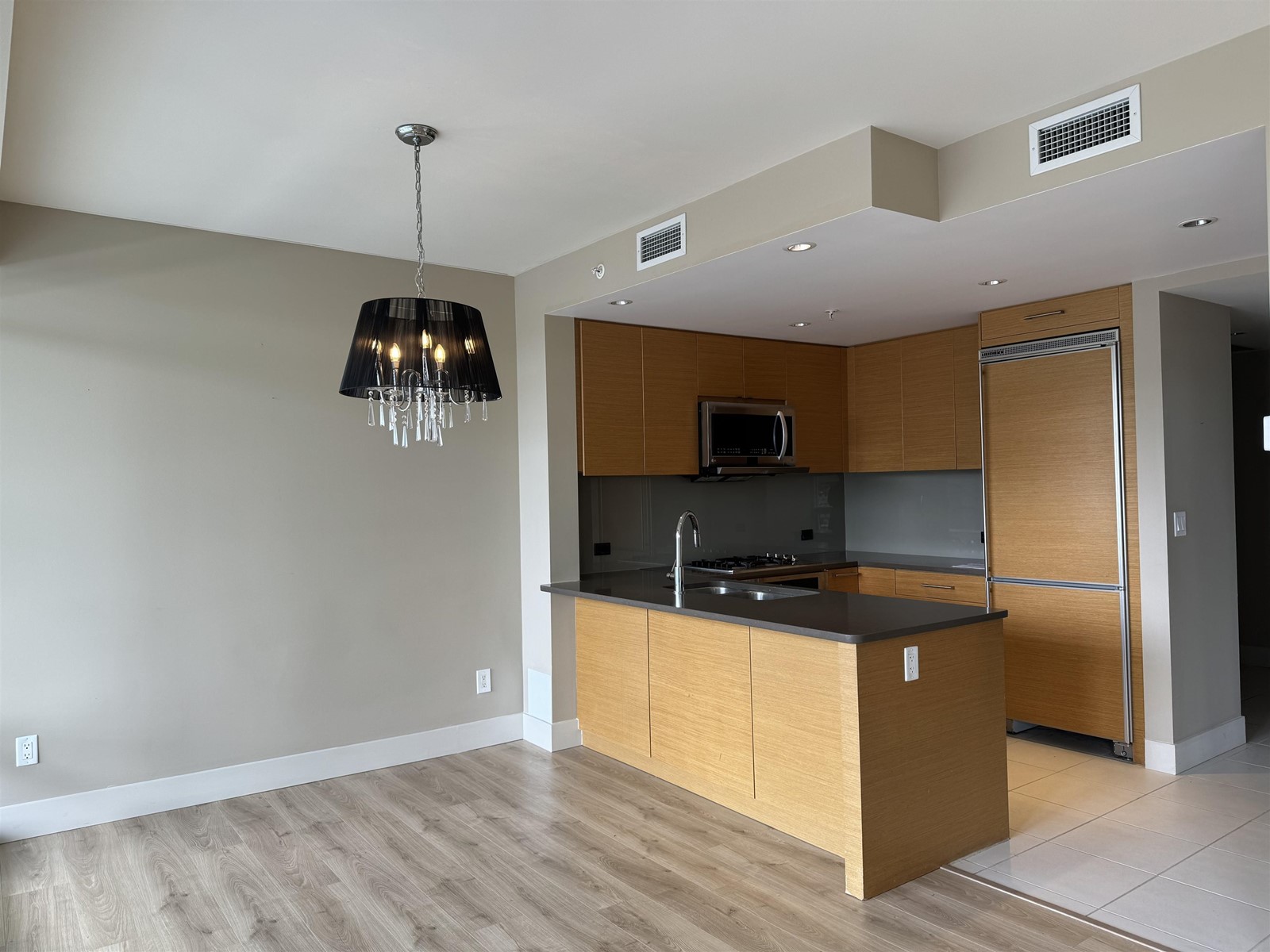 306 15152 RUSSELL AVENUE, white rock, British Columbia